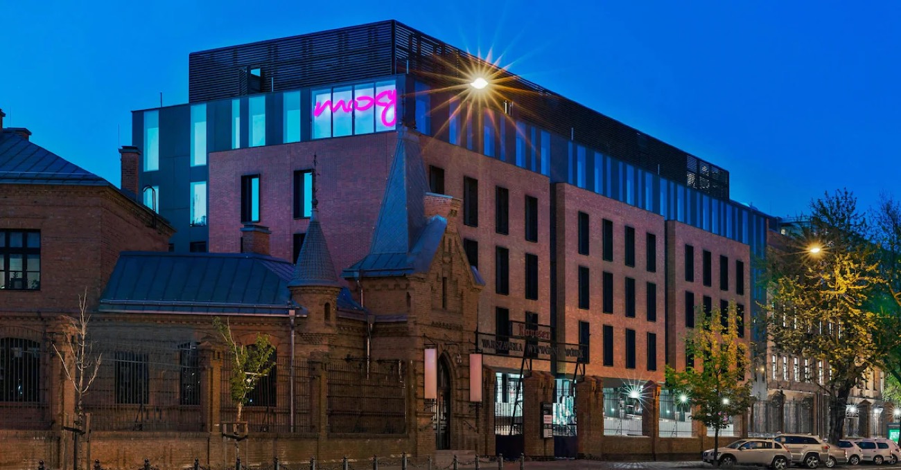 Hotel Moxy Warsaw Praga — budynek od zewnątrz